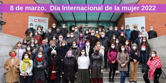 Trabajadoras del CCHS y sus institutos en la puerta del centro por el día internacional de la mujer 2022