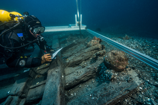 arqueólogo trabajando. Yacimiento Ribadeo I (ForSEAdiscovery, Maritime Archaeology LtD, INA)