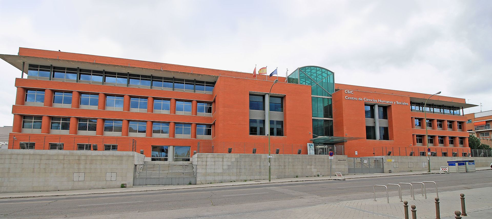 Sede del Centro de Ciencias Humanas y Sociales (CCHS) del CSIC, al que pertenece el IPP-CSIC, en la calle Albasanz de Madrid / Wikipedia/ Luis Sanz