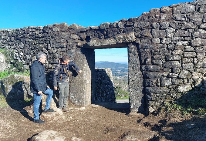 Concluye la reconstrucción de la puerta Norte del poblado de Santa Tegra