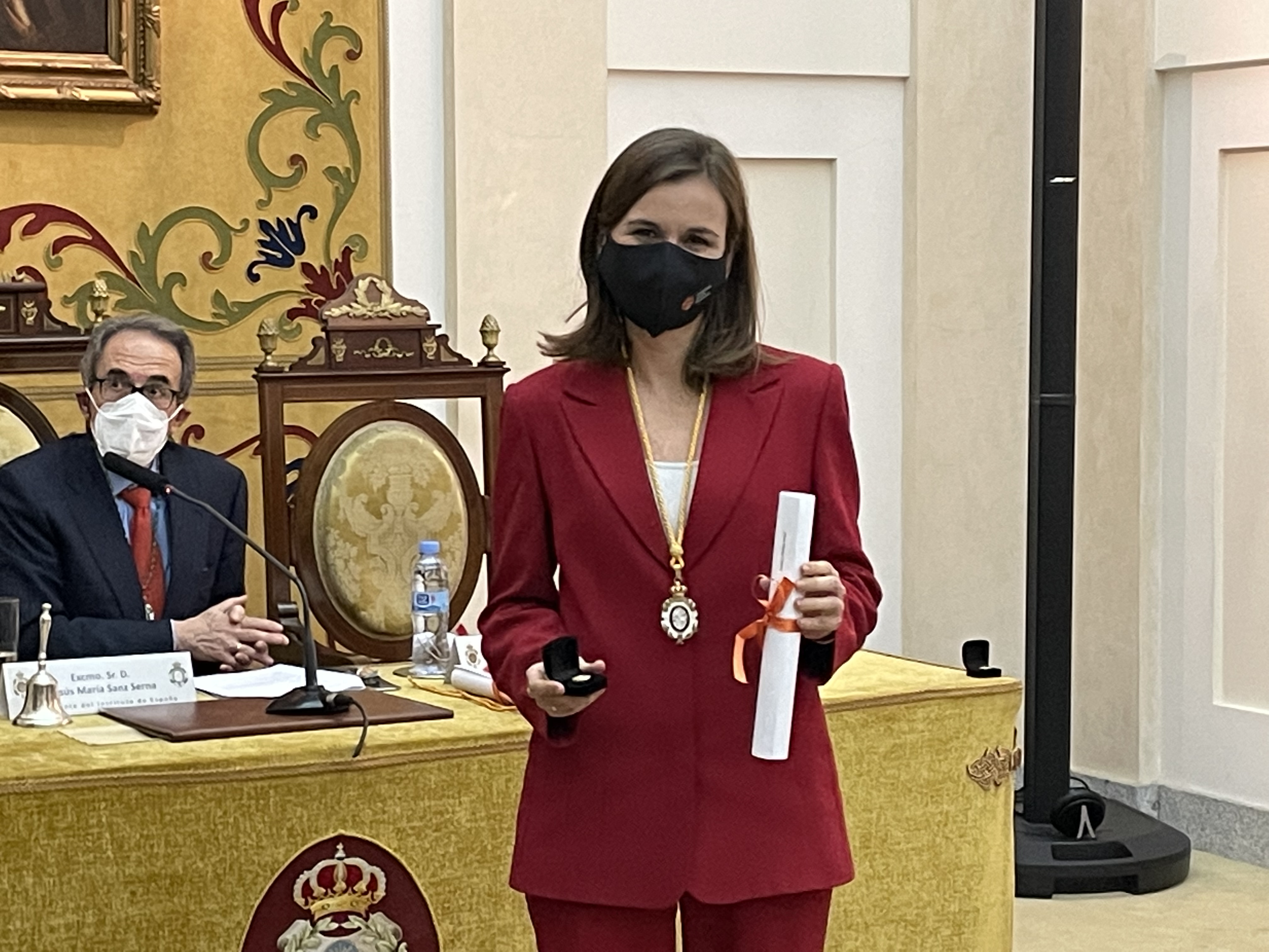Idoia Murga Castro (IH) recibe la medalla como académica de número de la Academia Joven de España junto a otros nuevos académicos