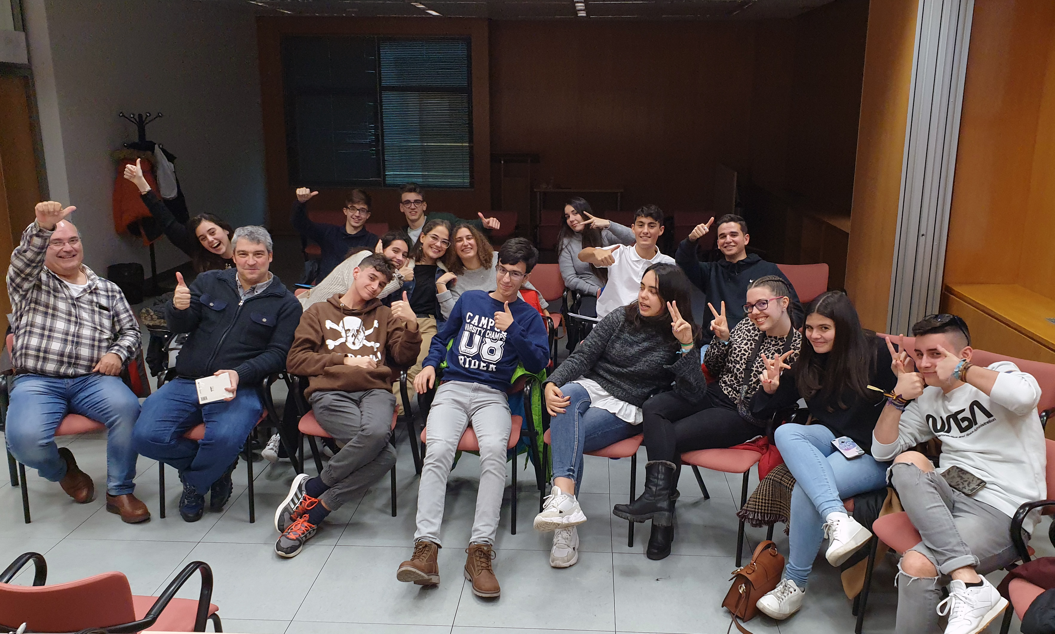 “A los alumnos les encanta conocer a los investigadores y su trabajo de forma tan amena, repetiremos”, José Mª Frontela, director del IES Alonso Berruguete de Palencia “A los alumnos les encanta conocer a los investigadores y su trabajo de forma tan amena, repetiremos”, José Mª Frontela, director del IES Alonso Berruguete de Palencia