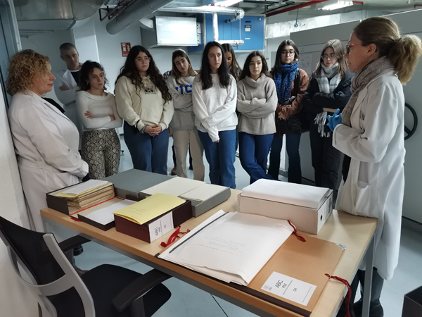 Los alumnos visitando el Archivo del CCHS atentos a Rosa Villalón y Raquel Ibáñez