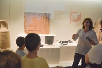 Almudena Orejas en su charla por las salas del Museo Arqueológico (Foto: Inmaculada Espliguero) noche_investigadores2017_ie_b.jpg