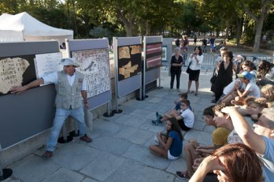 El egiptólogo José Manuel Galán (ILC) explica a los asistentes unos paneles con grafías egipcias escuela_de_escribas.jpg