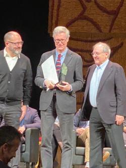 Joaquín Álvarez Barrientos (ILLA) con su galardón junto a Emilio Gutiérrez Caba entrega_premio_joaquin_alvarez.jpg