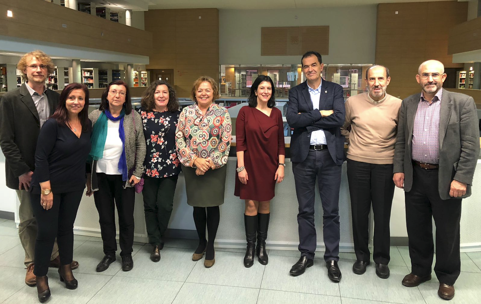 De izda. a drcha. Alejandro Caparrós (CCHS e IPP), Consuelo Naranjo (IH, Concha Roldrán (IFS), Gloria Fernández-Mayoralas (IEGD), Rosa Menéndez, Mª Angeles Gallego (ILC), Jesús Marco (VICYT-CSIC), Víctor Velasco (VORI-CSIC) y Luis Alburquerque (ILLA) Visita de Rosa Menéndez, presidenta del CSIC, al CCHS