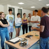 El grupo GI Cervitrum (IH) se desplaza al colegio Lagomar de Valdemoro para dar a conocer historia del vidrio y su tecnología como parte de las actividades de  la Noche Europea de los Investigadores.