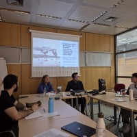 Rodrigo Escribano y Lola Elizalde, en el centro de la imagen, atienden a una de las intervenciones del público. Sala Ramón de Carande, IH, CCHS-CSIC, Madrid, 22 de enero de 2025.