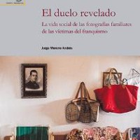 La colección "De acá y de allá. Fuentes etnográficas" publica el libro "El duelo revelado: la vida social de las fotografías familiares de las víctimas del franquismo" de Jorge Moreno Andrés portada del libro