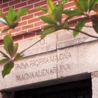 “En gran parte de Europa, el latín llegó a ser la lengua del altar, la cátedra universitaria y la comunicación internacional”