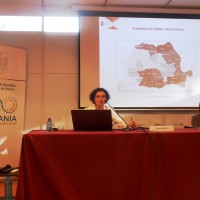 Silvia Marcu (IEGD) pronunció la conferencia que finalizó la 77 Feria del Libro de Madrid. Imagen