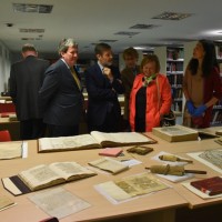 literarias inéditas), ejemplos del Catálogo Monumental de España, diversos incunables, una obra de Fray Miguel de Salinas sobre la buena pronunciación (Libro apologético que defiende la buena y docta pronunciación), de 1563, y un ejemplar de El Quijote editado en Londres, de 1738. La vista también ha permitido observar la tecnología de radiofrecuencia y su aplicación a los servicios bibliotecarios y a la seguridad de la colección. En el archivo fotográfico, diversos ejemplos han servido para explicar la importancia de este fondo como apoyo a la investigación. Algunos de los originales custodiados por el CSIC sirven de apoyo a la restauración de piezas escultóricas y a la identificación de obras patrimoniales. El recorrido también ha permitido contemplar los discos del Archivo de la Palabra, una muestra de materiales de investigación del Atlas Lingüístico de la Península Ibérica, un expediente del Archivo Aranguren y un cuaderno de laboratorio del Archivo de Margarita Salas. literarias inéditas), ejemplos del Catálogo Monumental de España, diversos incunables, una obra de Fray Miguel de Salinas sobre la buena pronunciación (Libro apologético que defiende la buena y docta pronunciación), de 1563, y un ejemplar de El Quijote editado en Londres, de 1738. La vista también ha permitido observar la tecnología de radiofrecuencia y su aplicación a los servicios bibliotecarios y a la seguridad de la colección. En el archivo fotográfico, diversos ejemplos han servido para explicar la imp