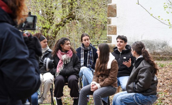 Jóvenes dialogan durante el rodaje de ‘¿Hablamos?’. / Yaiza González - CSIC