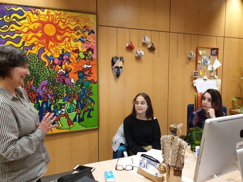 Margarita del Olmo (ILLA, CSIC) durante su conversación vis a vis con alumnas del IES Alonso Berruguete de Palencia Margarita del Olmo (ILLA, CSIC) durante su conversación vis a vis con alumnas del IES Alonso Berruguete de Palencia