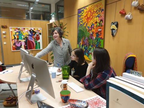 Margarita del Olmo (ILLA, CSIC) durante su conversación vis a vis con alumnas del IES Alonso Berruguete de Palencia Margarita del Olmo (ILLA, CSIC) durante su conversación vis a vis con alumnas del IES Alonso Berruguete de Palencia