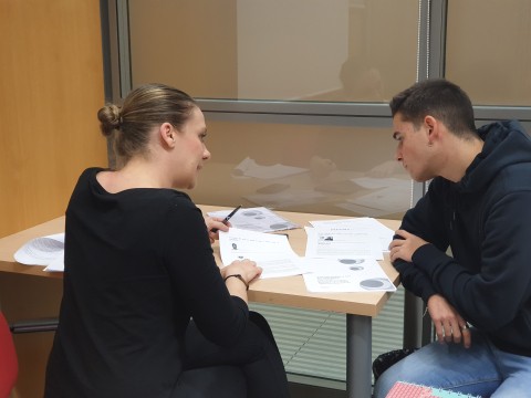 Xandra Garzón (IFS, CSIC) durante su conversación vis a vis con un alumno del IES Alonso Berruguete de Palencia Xandra Garzón (IFS, CSIC) durante su conversación vis a vis con un alumno del IES Alonso Berruguete de Palencia