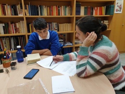 Esther Hernández (ILLA, CSIC) durante su conversación vis a vis con un alumno del IES Alonso Berruguete de Palencia Esther Hernández (ILLA, CSIC) durante su conversación vis a vis con un alumno del IES Alonso Berruguete de Palencia