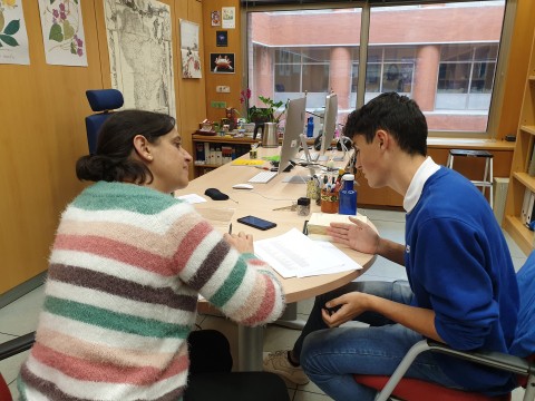 Esther Hernández (ILLA, CSIC) durante su conversación vis a vis con un alumno del IES Alonso Berruguete de Palencia Esther Hernández (ILLA, CSIC) durante su conversación vis a vis con un alumno del IES Alonso Berruguete de Palencia