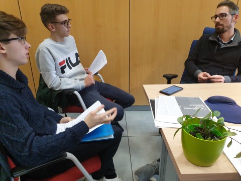 Christoph Patrick Kiefer (IPP, CSIC) durante su conversación vis a vis con alumnos del IES Alonso Berruguete de Palencia Christoph Patrick Kiefer (IPP, CSIC) durante su conversación vis a vis con alumnos del IES Alonso Berruguete de Palencia