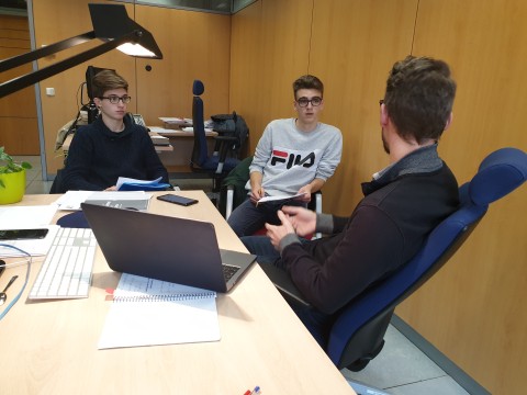 Christoph Patrick Kiefer (IPP, CSIC) durante su conversación vis a vis con alumnos del IES Alonso Berruguete de Palencia Christoph Patrick Kiefer (IPP, CSIC) durante su conversación vis a vis con alumnos del IES Alonso Berruguete de Palencia