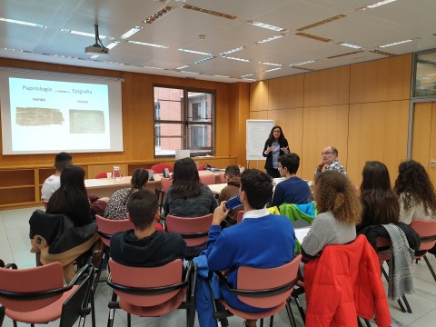 Mª Jesús Albarrán (ILC, CSIC) durante su charla con alumnos del IES Alonso Berruguete de Palencia Mª Jesús Albarrán (ILC, CSIC) durante su charla con alumnos del IES Alonso Berruguete de Palencia