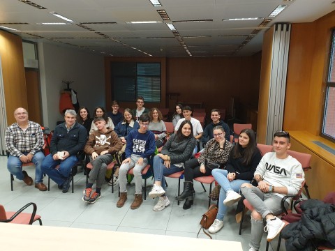 Los alumnos, el director y el profesor del IES Alonso Berruguete de Palencia posan al final de la jornada Los alumnos, el director y el profesor del IES Alonso Berruguete de Palencia posan al final de la jornada