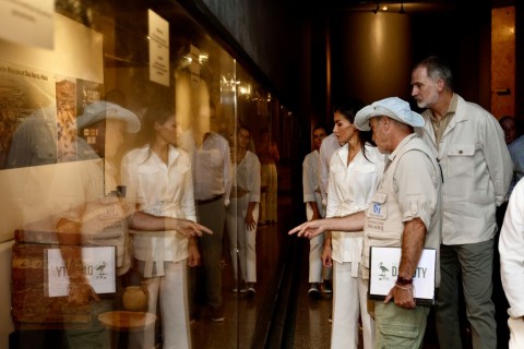 Sus Majestades los Reyes de España, don Felipe VI y doña Letizia, visitaron el pasado viernes 19 de septiembre el yacimiento arqueológico del Proyecto Djehuty y el museo de Luxor con José Manuel Galán (CSIC)@FOTO Casa Real Sus Majestades los Reyes de España, don Felipe VI y doña Letizia, visitaron el pasado viernes 19 de septiembre el yacimiento arqueológico del Proyecto Djehuty y el museo de Luxor con José Manuel Galán (CSIC). @FOTO Casa Real
