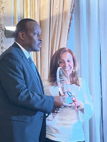 El embajador de Haití Marie Joseph Guy Lamothe hace entrega del reconocimiento a Consuelo Naranjo (IH-CSIC) en la ceremonia que tuvo lugar en Casa de América el pasado 4 de diciembre