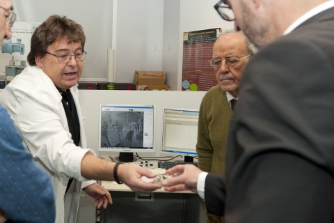 Los visitantes en el Laboratorio de microscopía electrónica y microanálisis (MicroLab)  Foto: LMM Los visitantes en el Laboratorio de microscopía electrónica y microanálisis (MicroLab)  Foto: LMM