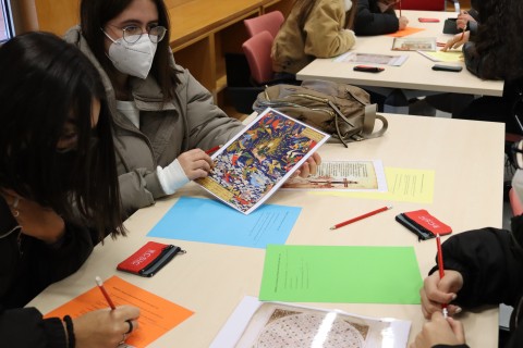 alumnos del IES Berruguete durante el taller Taller Los códices medievales: el lenguaje visual de las tres religiones monoteístas.