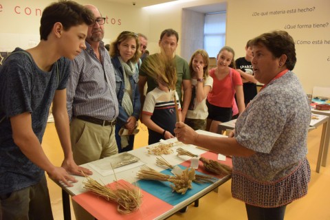 Leonor Peña explicando arqueobotánica al público asistente a su taller Participantes de la Noche Europea de los Investigadores en el MAN