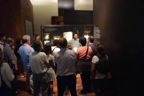 Fernando Notario durante su charla por las salas del Museo