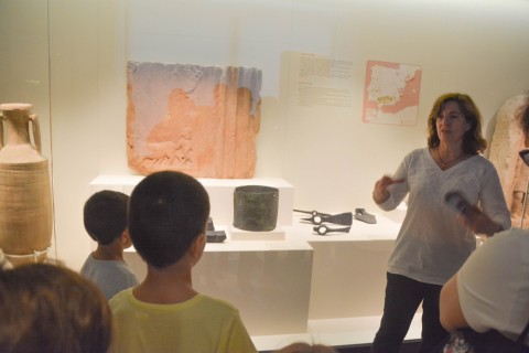 La investigadora Almudena Orejas imparte sus explicaciones sobre algunas piezas del Museo Almu