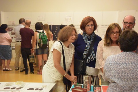 Los participantes de la Noche Europea de los Investigadores agrupados en torno a los dos talleres simultáneos