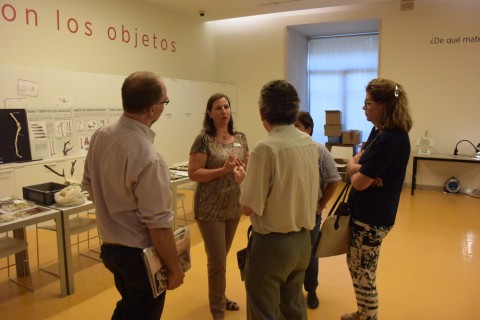Marta Moreno departiendo con algunos interesados una vez finalizado el taller