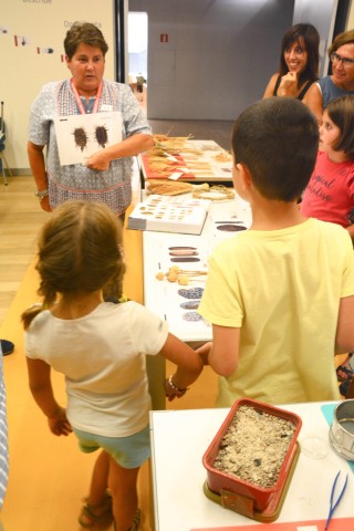 Público infantil escucha atentamente a Leonor Peña