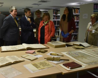 La presidenta del CSIC visita la biblioteca Tomás Navarro Tomás