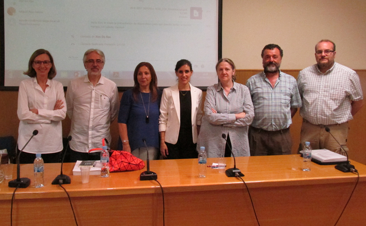 La nueva doctora Carmen Gaitán, en el centro de la fotografía